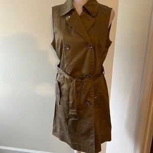 Sleeveless, double-breasted, khaki dress